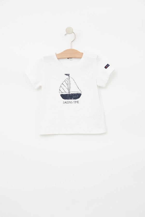 kids t-shirt with a sailboat print