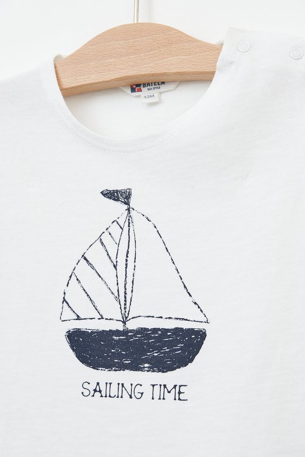 T-shirt för barn med bilden av en segelbåt